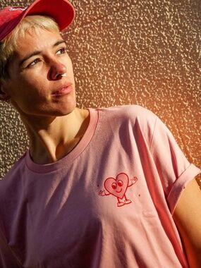 Callum Design Studio Corazón Contento Playful Happy Heart Organic Cotton T-Shirt